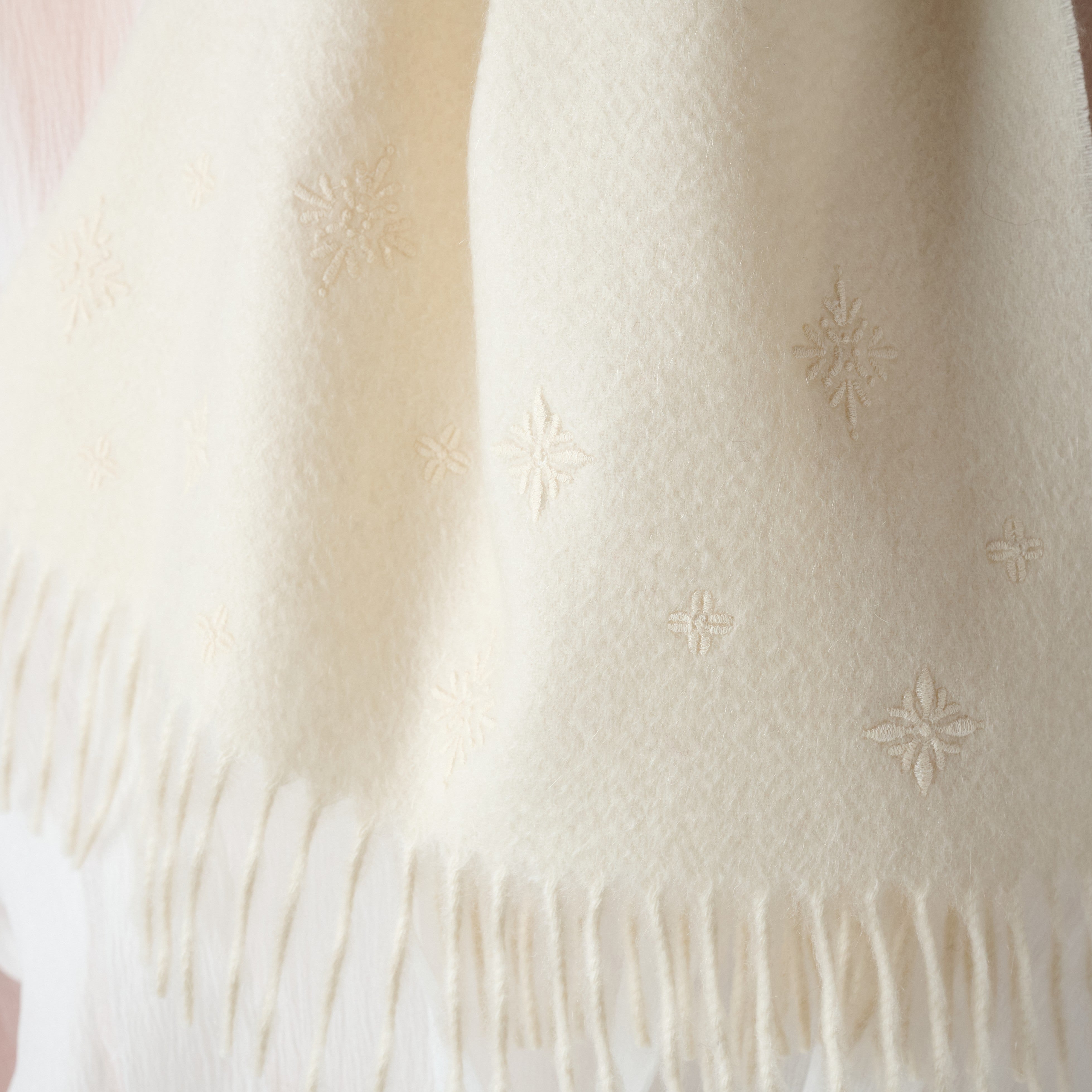 cashmere embroidered petite muffler(カシミヤ刺繍 プチマフラー)