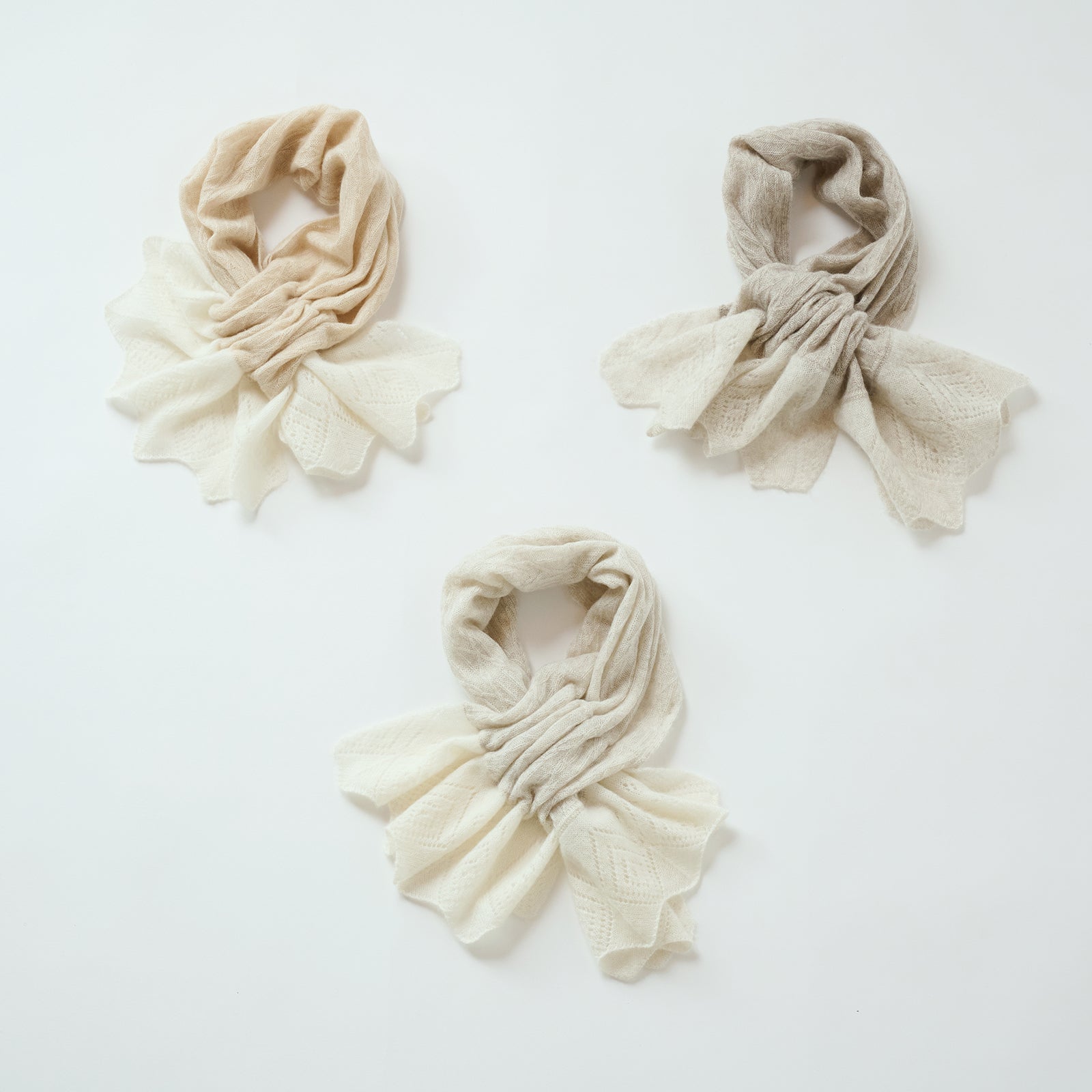 lace knit pull-through muffler（透かし編み 差し込みマフラー）