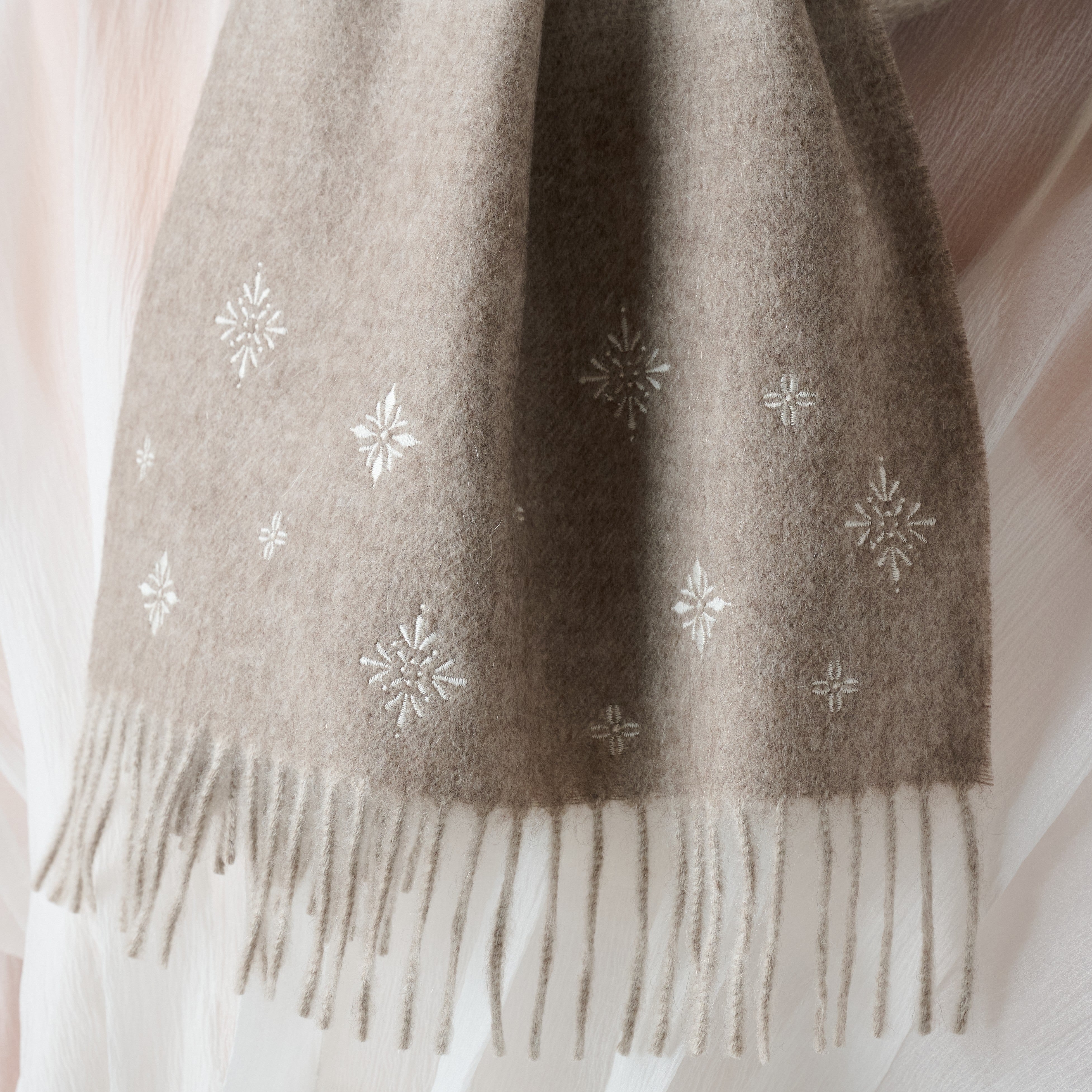 cashmere embroidered petite muffler（カシミヤ刺繍 プチマフラー）