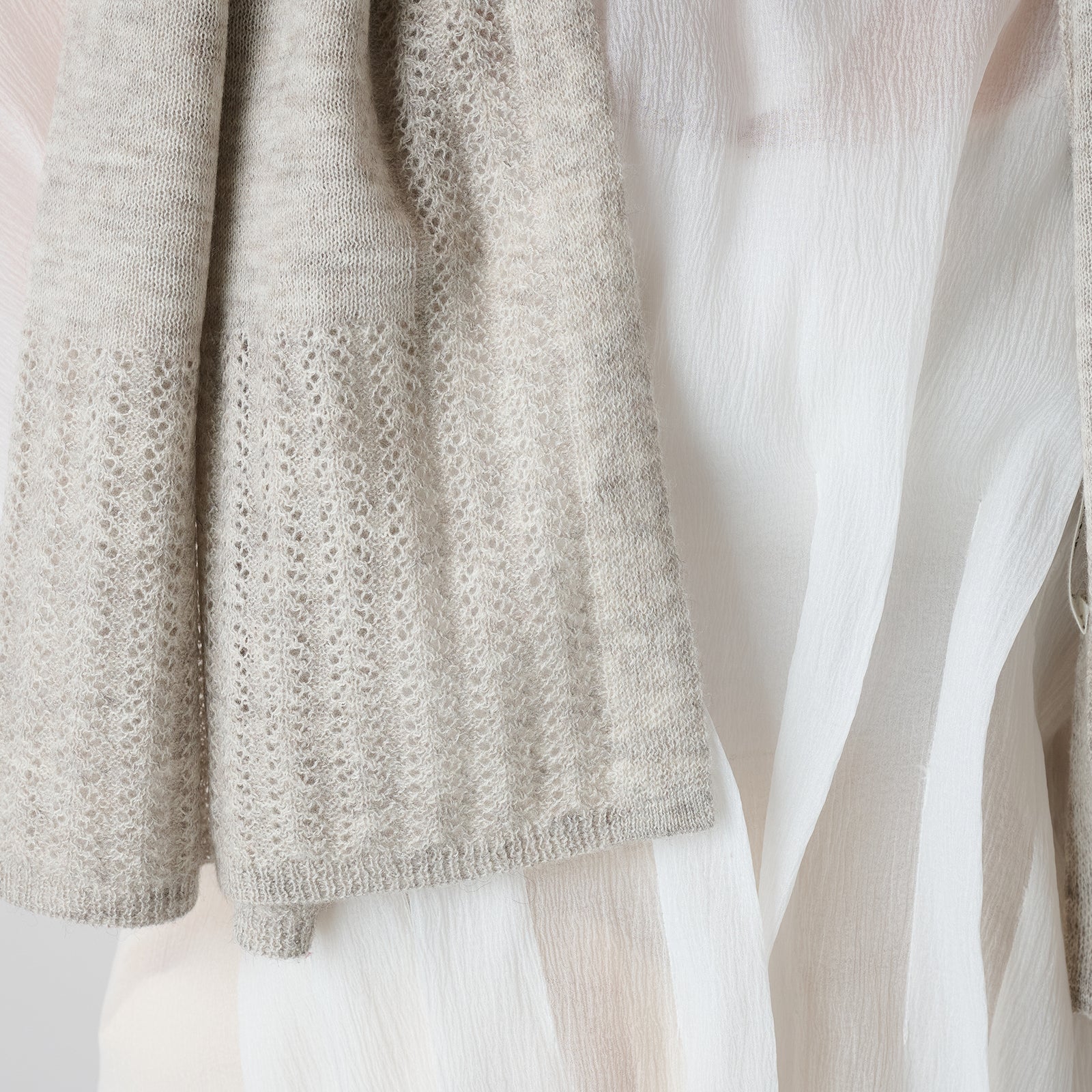 button knit stole（ボタン付き ニットストール）