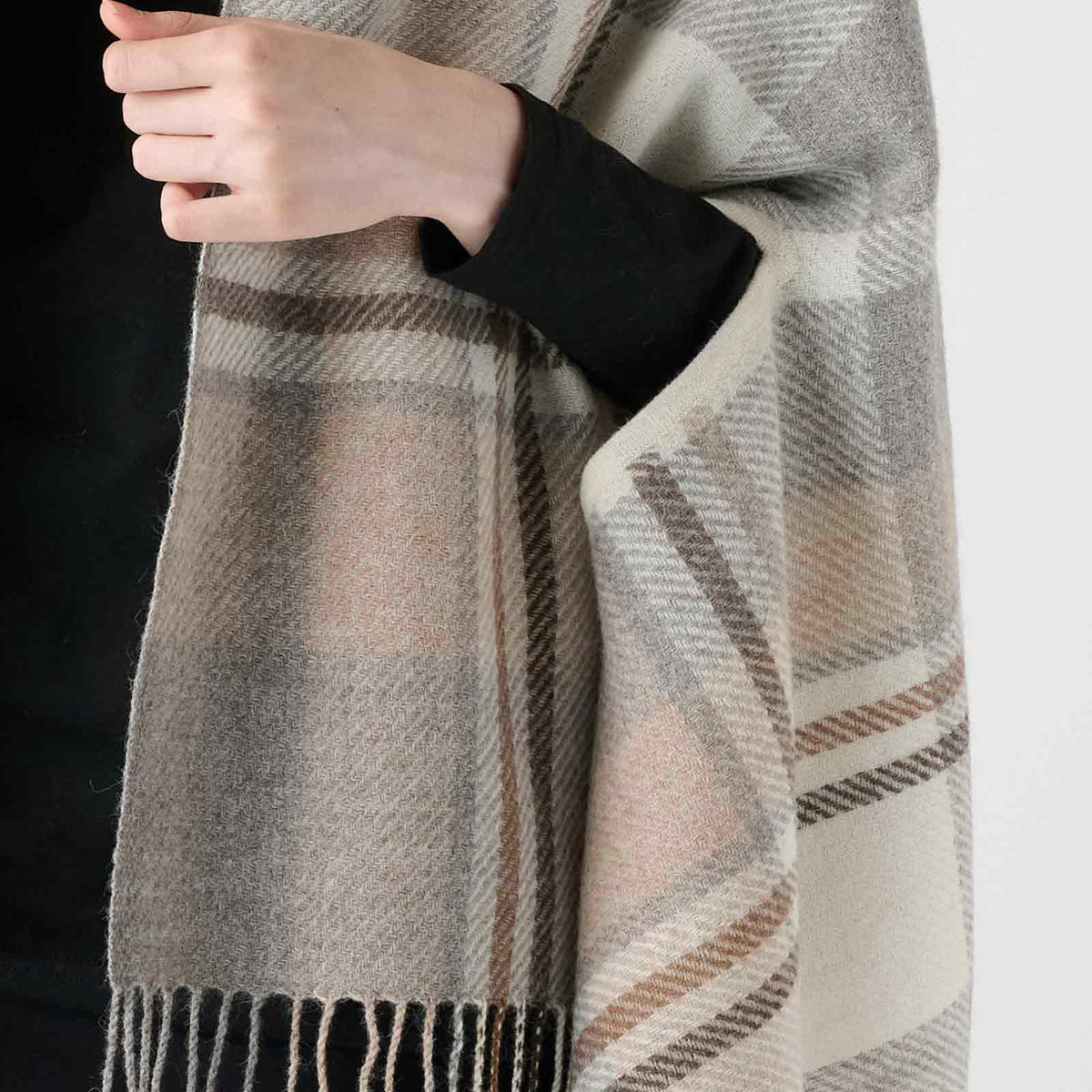 【Coming soon】llama stole with armholes（ラマ アームホール付きストール）